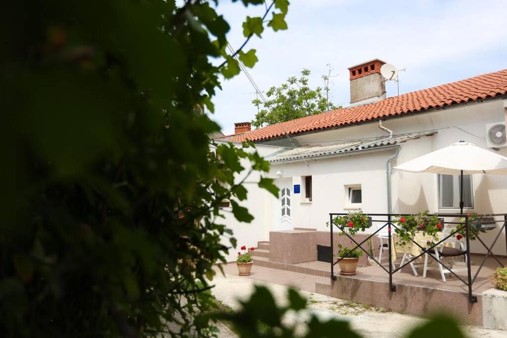 Charming Apartment In Town Center Pula Exterior photo