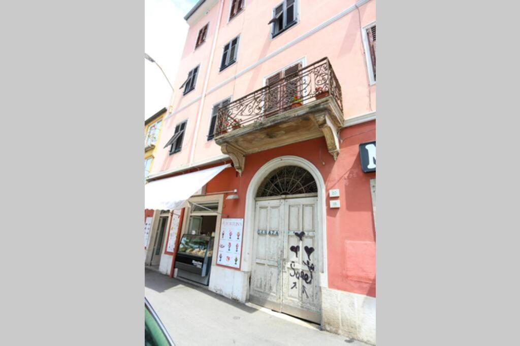 Charming Apartment In Town Center Pula Exterior photo