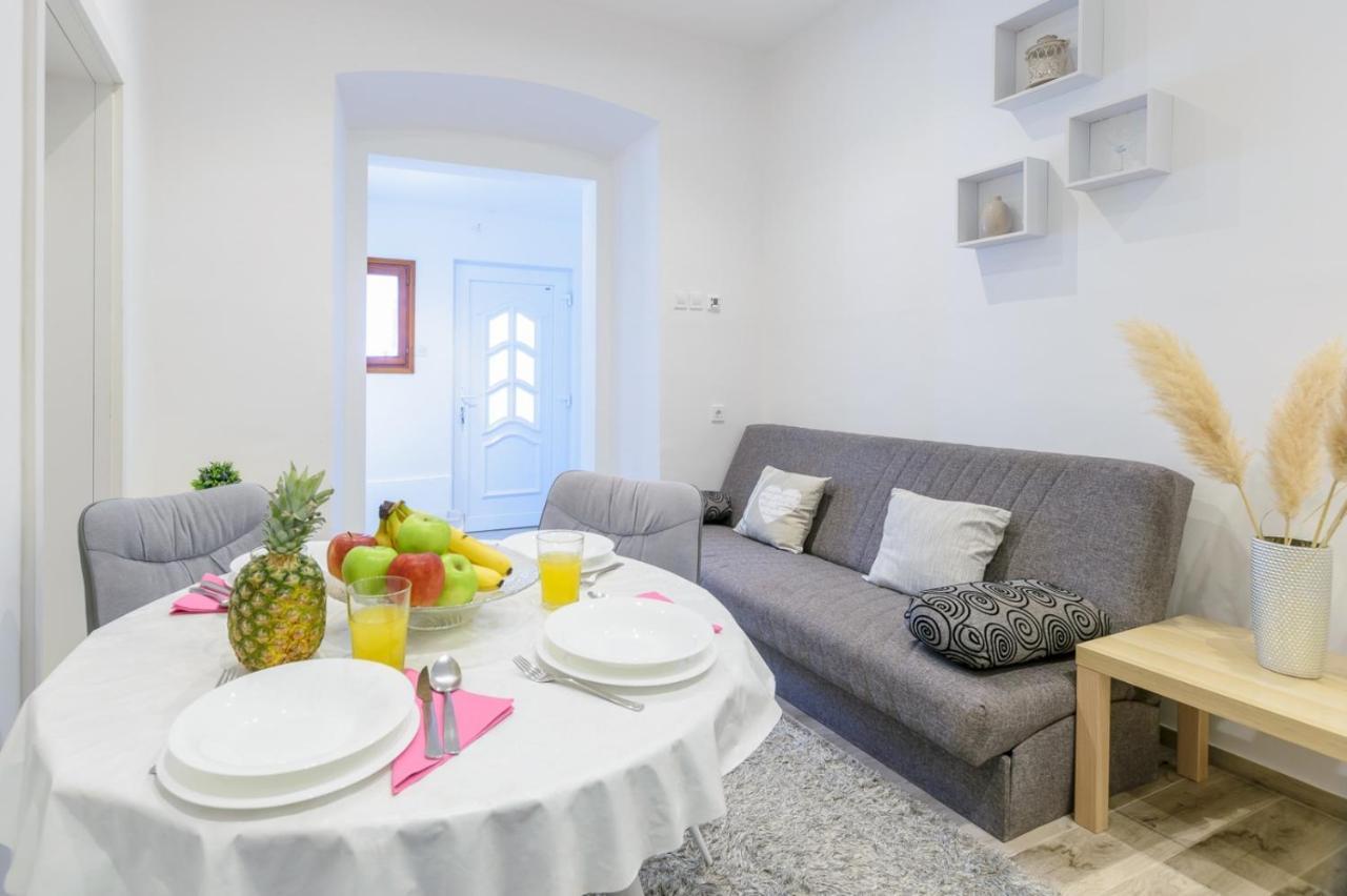 Charming Apartment In Town Center Pula Exterior photo