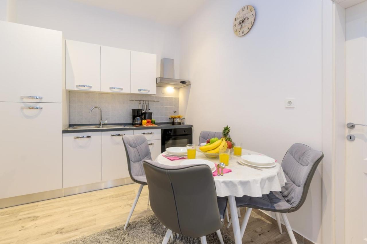 Charming Apartment In Town Center Pula Exterior photo