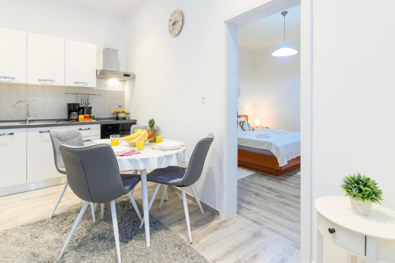 Charming Apartment In Town Center Pula Exterior photo